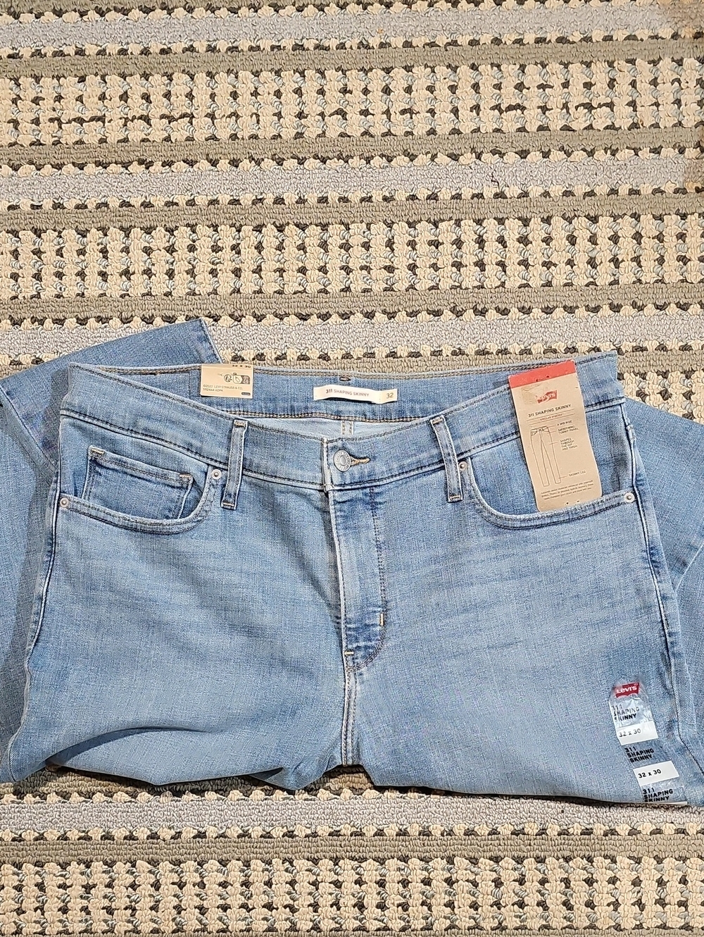 Levi's Women's Light Wash Straight Leg Jeans. Mid Rise. 311 Shaping Skinny 32x30